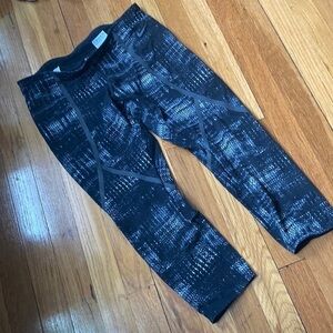 Womens NIKE cropped dri fit leggings EUC zip back pocket size M.